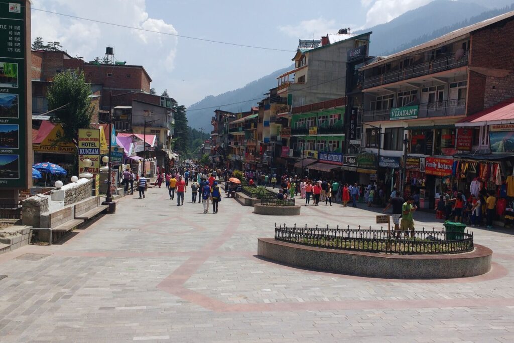 the mall road market manali header manali tourism.jpg